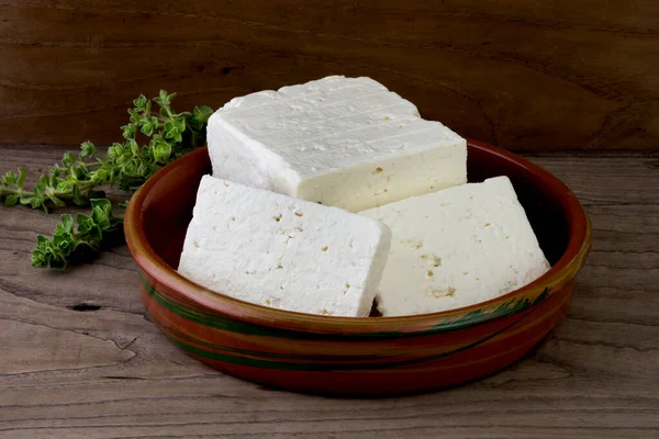 Queijo Feta Uma Placa Cerâmica Tradicional Decorada Com Tomilho Fundo — Fotografia de Stock