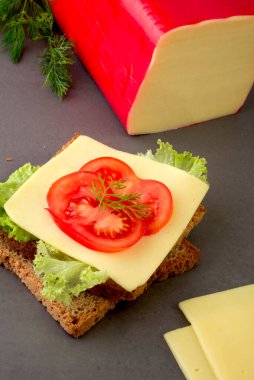 Peynirli ve domatesli tost..