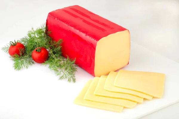 Beyaz Arkaplanda Dilimler Olan Bir Parça Peynirli — Stok fotoğraf