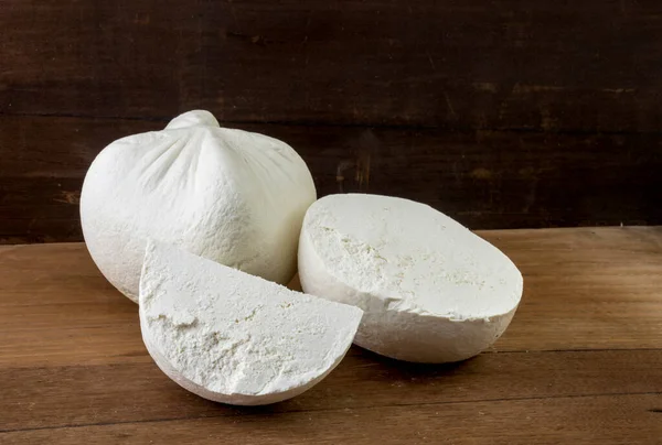 传统的硬 干白芝士叫咪咪 用羊奶和 山羊奶制成的新鲜奶酪 — 图库照片