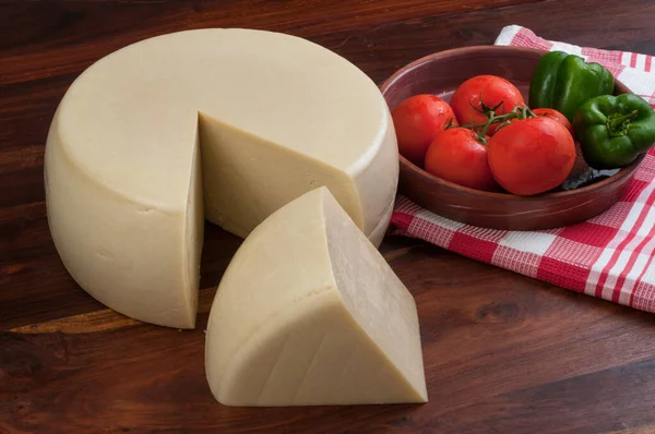 Peynir Çarkı Masa Örtüsü Domatesleri Yeşil Biberlerle Süslenmiş Ahşap Arka — Stok fotoğraf
