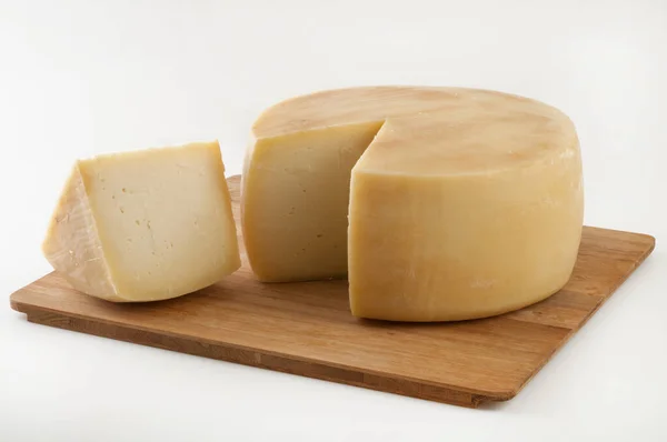 木製のプラート上のホイールチーズ — ストック写真