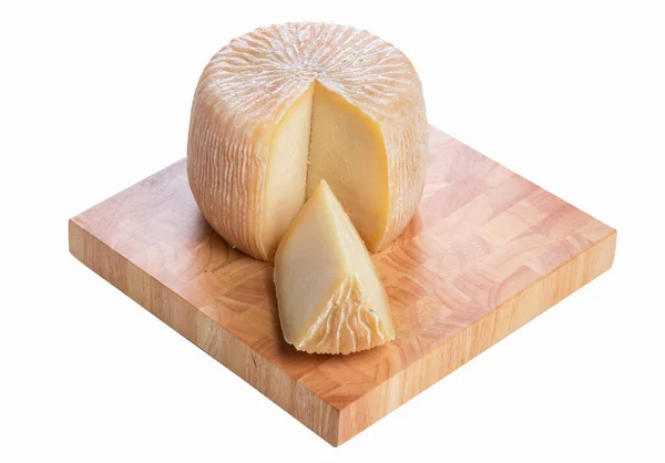 木制木板上的轮式奶酪 收割路径 — 图库照片