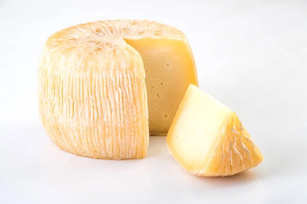 木製ボード上のホイールチーズ — ストック写真
