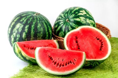 Karpuz ve yeşil kumaşta dilimler..