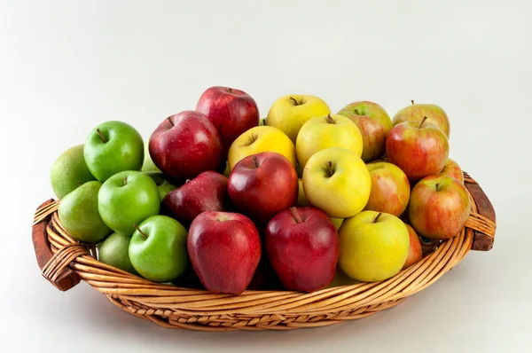 Různé Odrůdy Jablek Košíku — Stock fotografie