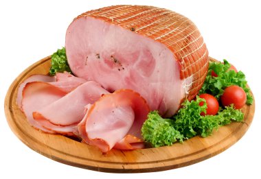 Ahşap tabaklarda servis edilen önlüklü jambon ve dilimler. Kesme yolu..