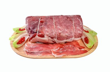 Bir kalıp prosciutto ve tahta üzerinde dilimler. Kesme yolu.