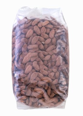 Pakette kızarmış badem, beyaz arkaplanda izole edilmiş, kırpma yolu