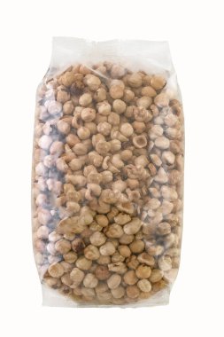 Pakette fındık kızartma, beyaz arkaplanda izole edilmiş, kırpma yolu