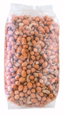 Pakette çeşit çeşit fındık, beyaz arka planda izole edilmiş, kırpma yolu