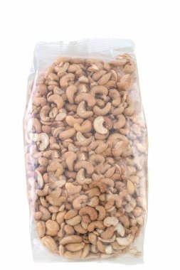 Pakette kavrulmuş ceviz, beyaz arka planda izole edilmiş, kırpma yolu