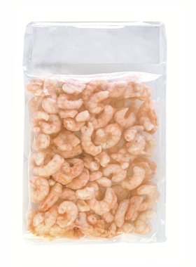 Beyaz arka planda plastik kabuklu deniz ürünleri paketi. Kesme yolu.