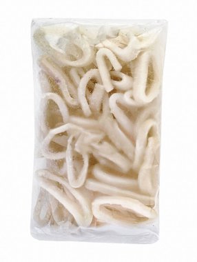 Beyaz arka planda plastik kabuklu deniz ürünleri paketi. Kesme yolu.