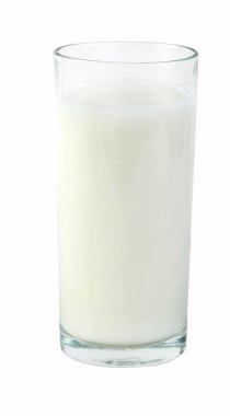 Beyaz arka planda bir bardak süt. Kesme yolu.