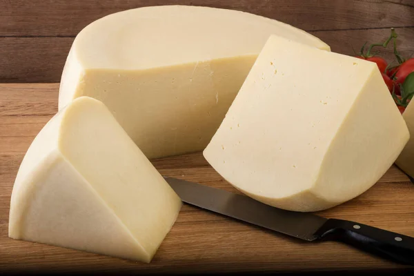 Tahta Arka Planda Peynir Kamışı Parçaları Var — Stok fotoğraf