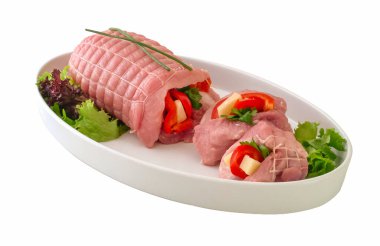 Biberle doldurulmuş çiğ domuz eti ve barbekü için hazır. Geleneksel Yunan lezzeti, kırpma yolu,