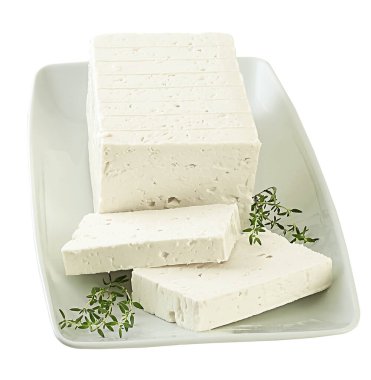 Kekikle süslenmiş seramik tabakta Feta peyniri, kırpma yolu..