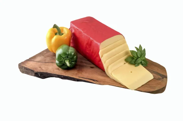 Gouda / Edam peyniri ve tahta tahtada dilimler. Kesme yolu..