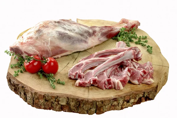 Daging Domba Dan Potongan Besar Daging Mentah Pada Kayu Alami — Stok Foto