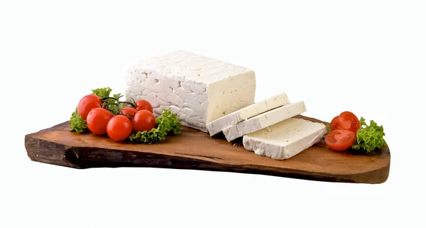 Beyaz Peynir Parçalar Doğal Ahşap Tahtada Kesme Yolu — Stok fotoğraf
