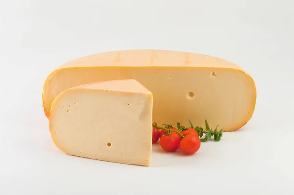 乳酪在白色背景下切成两半 — 图库照片