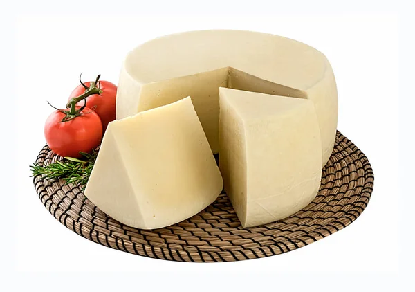 Hasır Tahtanın Üzerinde Tekerlek Peyniri Parçalar Beyaz Arkaplan — Stok fotoğraf
