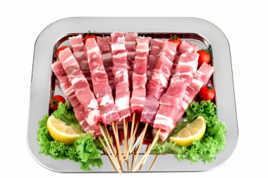 Souvlaki için kesilmiş çiğ et. Kesme yolu.