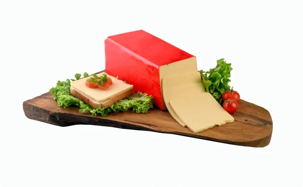 Gouda / Edam peyniri ve tahta tahtada dilimler. Kesme yolu..