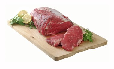 Tahta üzerinde çiğ et parçası. Kesme yolu..