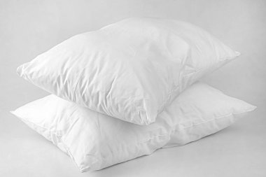 Beyaz arka planda iki yastık. Siyah beyaz fotoğraf..