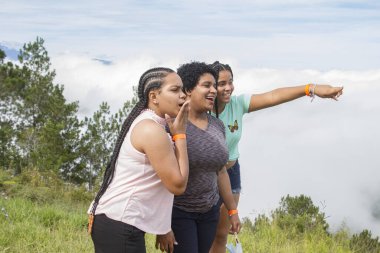 Dominik Cumhuriyeti 'nde bir yaz günü, üç mutlu İspanyol genç kız tatil gezisi boyunca doğanın tadını çıkarıyorlar.