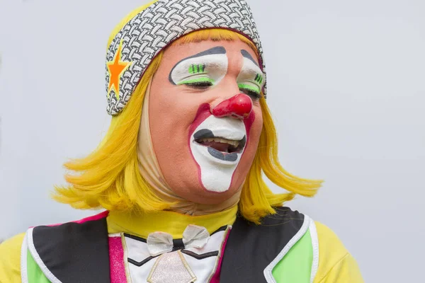 Isoliertes Porträt Eines Lateinamerikanischen Fröhlich Lächelnden Comic Clowns Mit Fröhlichem — Stockfoto