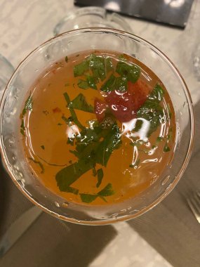 Limonata üstten görünüyor. Limonlu, çilekli ve naneli iç. Soğutucu su. Sürahinin altında buz var. Bardaktaki iksir.