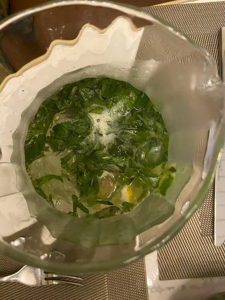 Limonata üstten görünüyor. Limonlu, çilekli ve naneli iç. Soğutucu su. Sürahinin altında buz var.