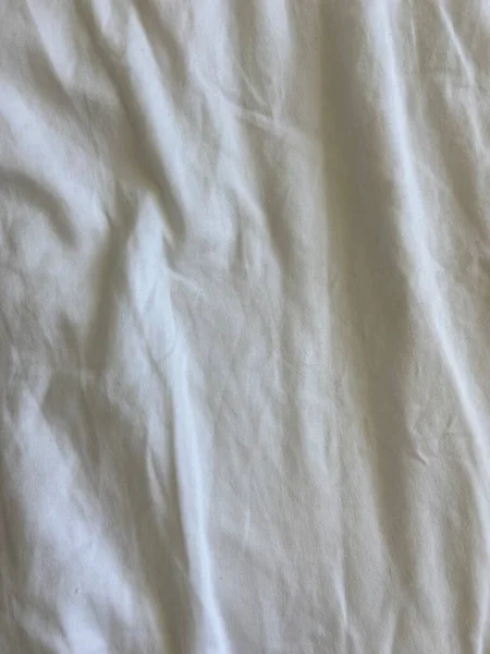 白色皱巴巴的床单织物中的褶皱 — 图库照片