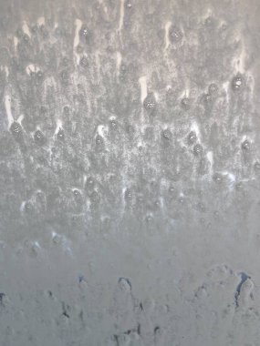 Köpüklü doku. Yumuşak beyaz süs. Pencerede boşanmalar. kabarcıklar