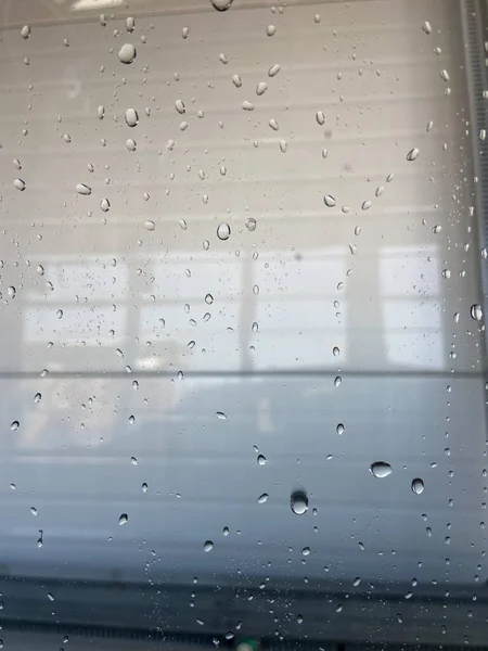 洗浄後 ガラスを洗浄します 窓の外のパネル 明るい低下 灰色の背景で — ストック写真