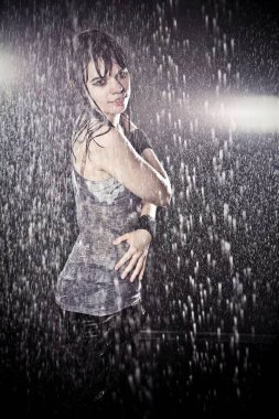 Kapalı duruş. Ellerini karnına koy..