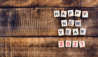 Ahşap arka plandaki ahşap kartpostallardaki yeni yıl mektupları.