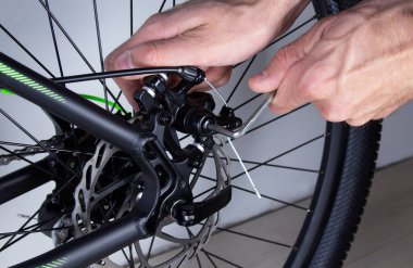 Kendini ayarlayan bisiklet şanzımanı. Atölye onarım konsepti. yakın plan