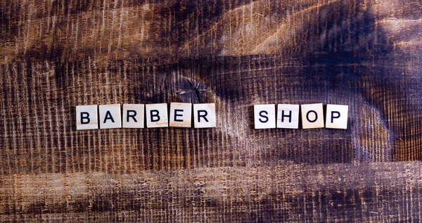 Barbería. letras sobre un fondo de madera, orientación horizontal centrada —  Fotos de Stock