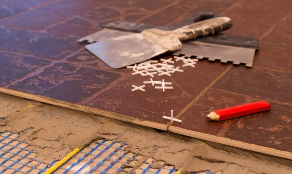 Piastrelle di ceramica per pavimenti caldi, spatola matita — Foto Stock