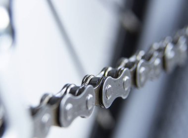 Dağ bisikleti zinciri makro, stüdyo çekimi, yeni temiz zincir.