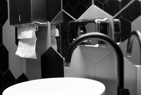 白色水槽 配有纸巾和肥皂分配器 黑白照片 — 图库照片