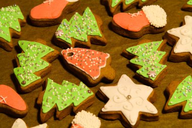 Yıldız ve köknar şeklinde ev yapımı zencefilli kurabiye. Yeni yıl ve Noel süslemeleri için fikir.