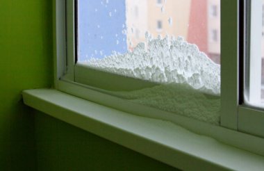 Pencere camında kar, kar fırtınası ve pencerenin dışında buz..