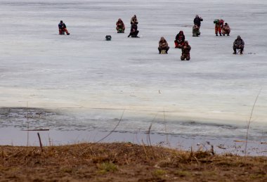 Balıkçılar baharda buzda balık tutarlar. Buz ince ve tehlikelidir..