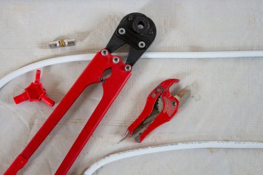 Tesisat konsepti. Aydınlık bir arkaplanda araçlar ve borular. Yukarıdan görünüm.