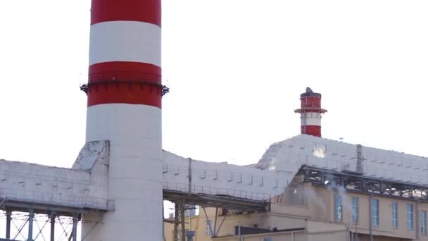 The plant is working, steam is coming out of the chimney of the power plant. — Stok video